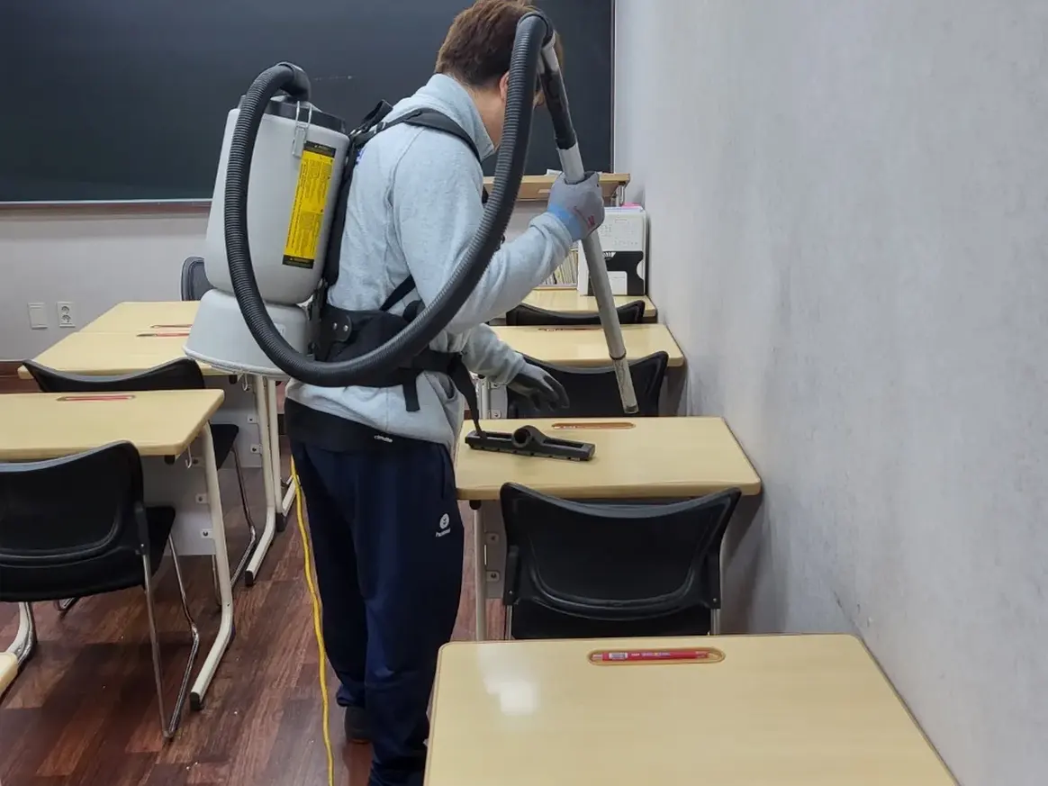 진도군 조도면 학교 현관·중앙홀 바닥 위생청소 사례 - 행진크린