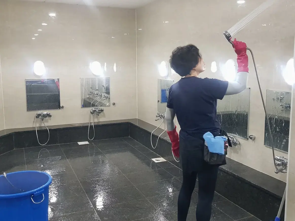 신안군 자은면 목욕탕 탈의실·파우더룸 바닥 위생청소 사례 - 행진크린